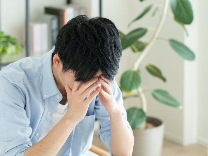 頭を抱える男性