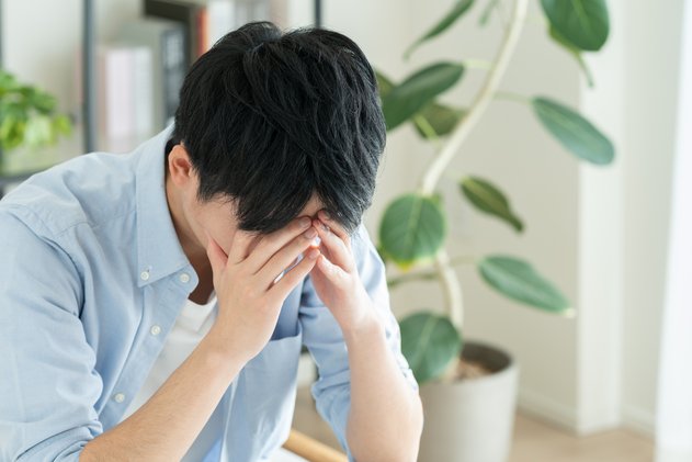 頭を抱える男性